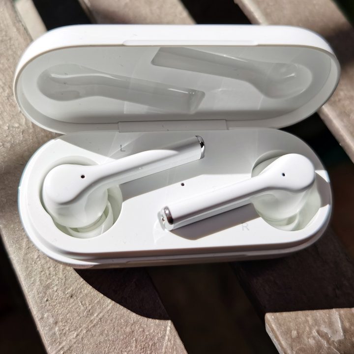 FreeBuds 3 colocados en su estuche de carga