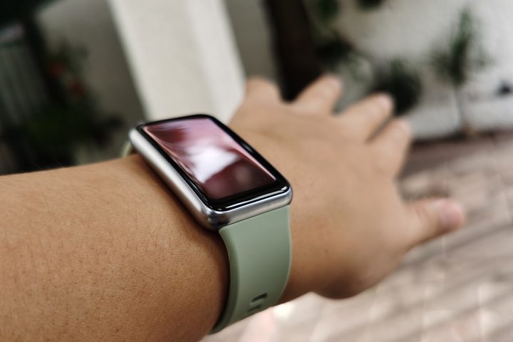 Usuario muestra el Huawei Watch Fit