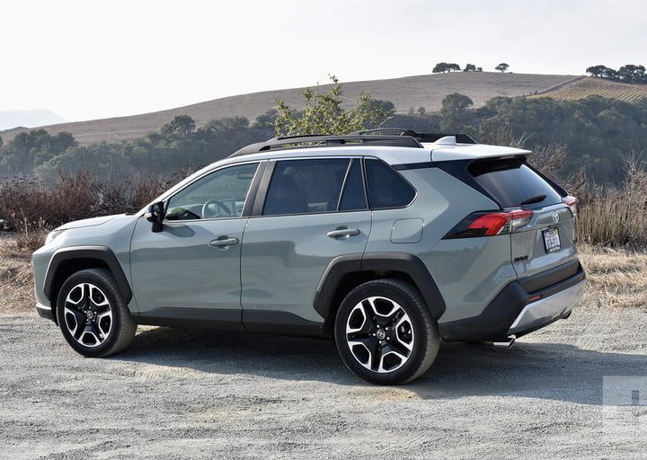 Toyota RAV4 gris en un paraje rural para comparar Toyota RAV4 vs. Subaru Forester