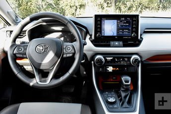 Tablero de Toyota RAV4 para comparar Toyota RAV4 vs. Subaru Forester