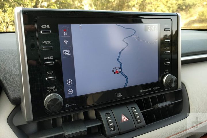 Pantalla de infoentretenimiento de una Toyota RAV4 para comparar Toyota RAV4 vs. Subaru Forester