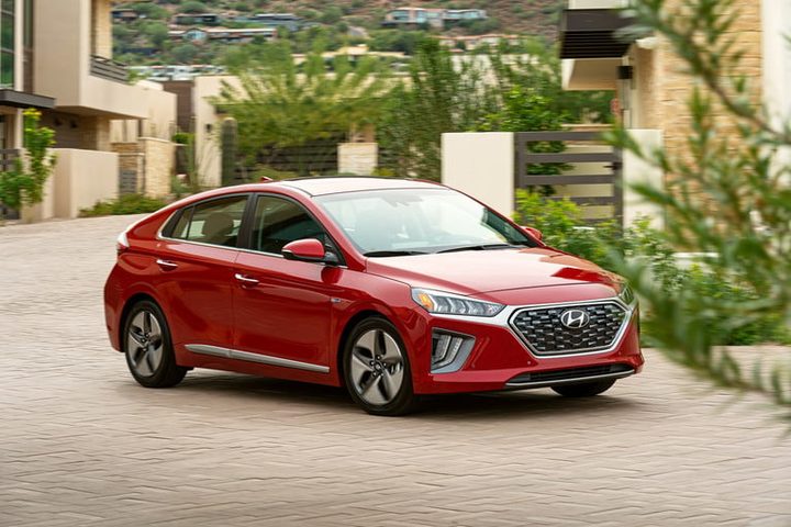 Hyundai IoniqLos mejores autos para jóvenes que puedes comprar