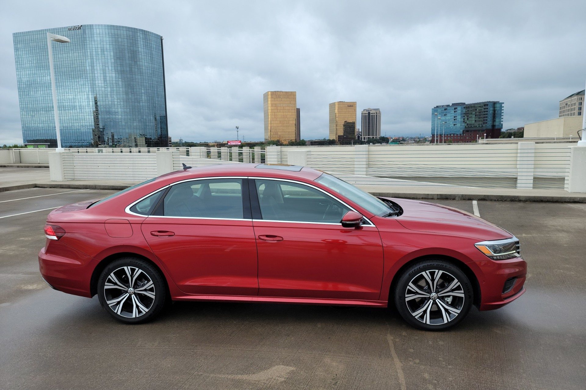 VW Passat 2020 rojo mirando hacia la derecha