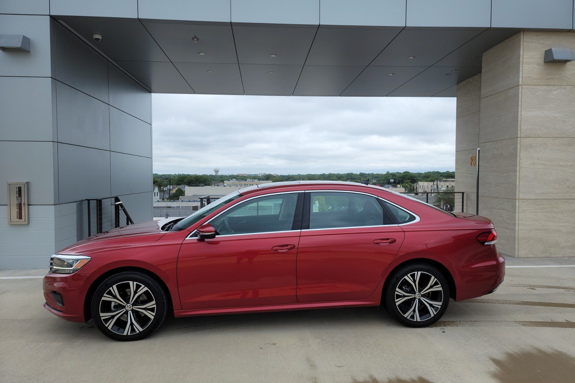 VW Passat 2020 mirando hacia la izquierda