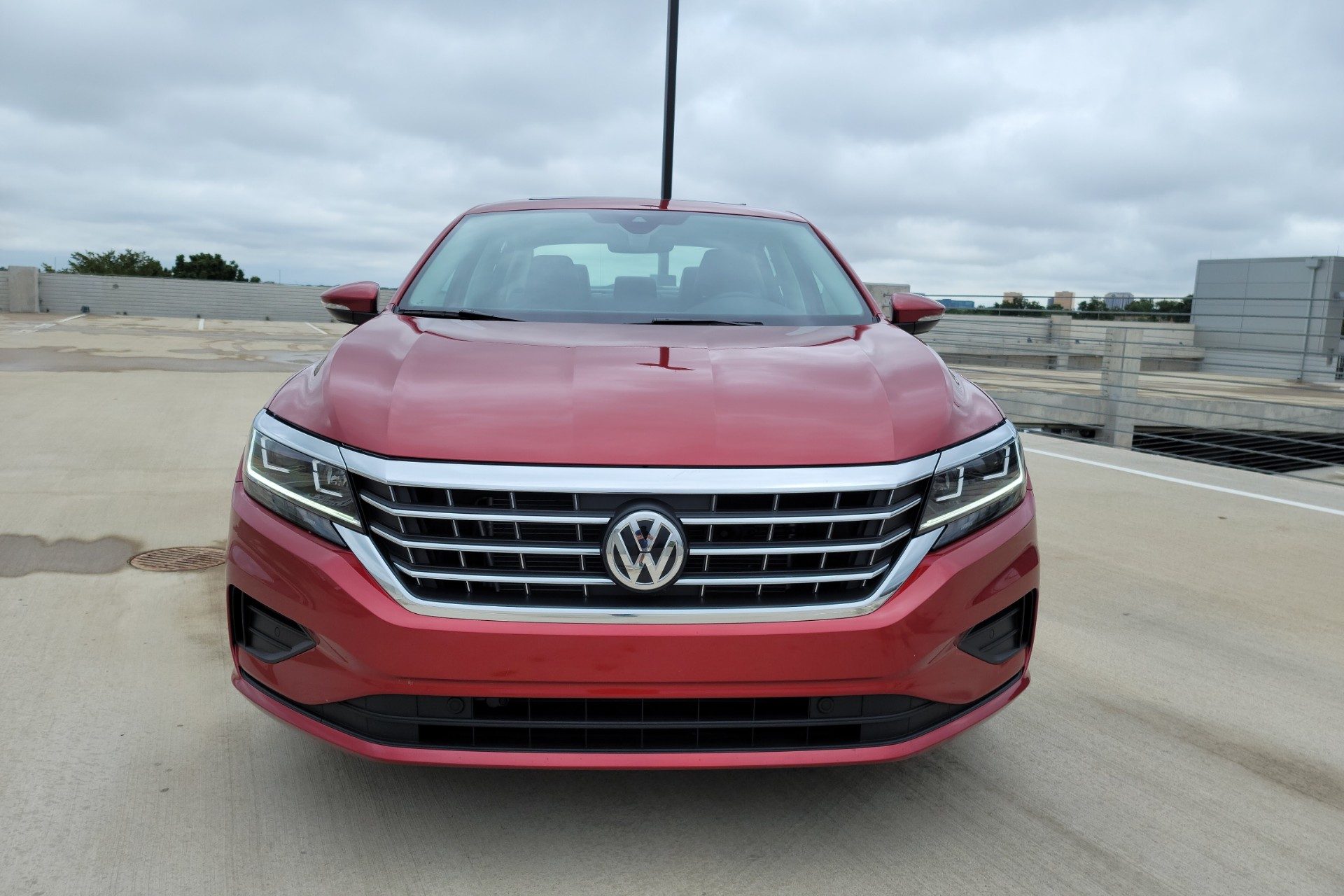 VW Passat 2020 rojo de frente