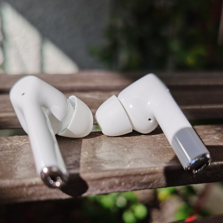 FreeBuds 3 colocados sobre una superficie de metal