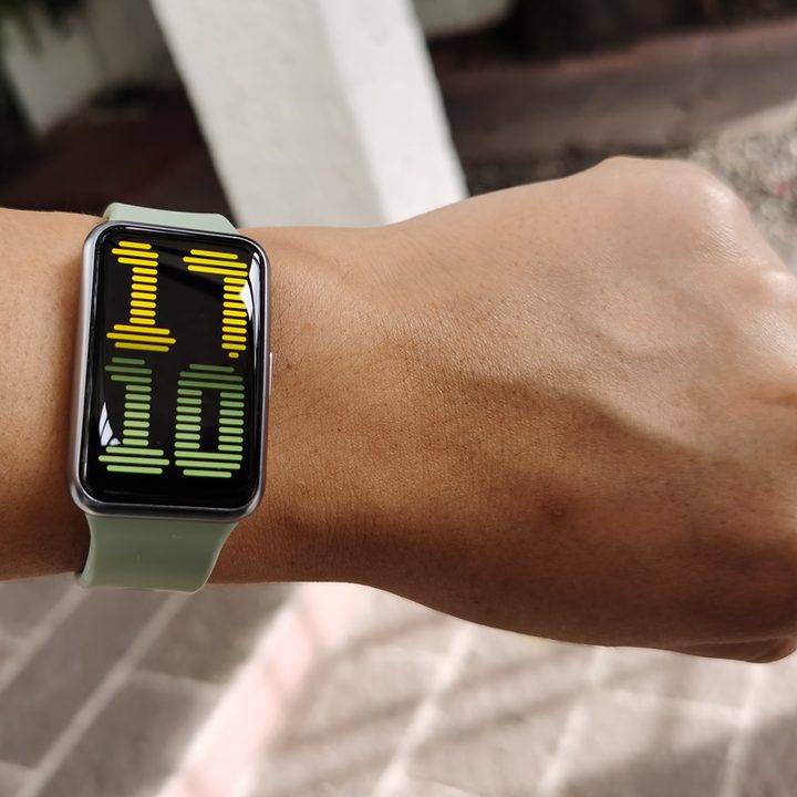 Usuario muestra el Huawei Watch Fit