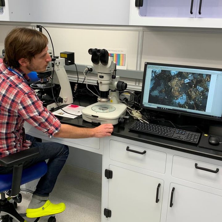 La imagen muestra a un investigador de la NASA.