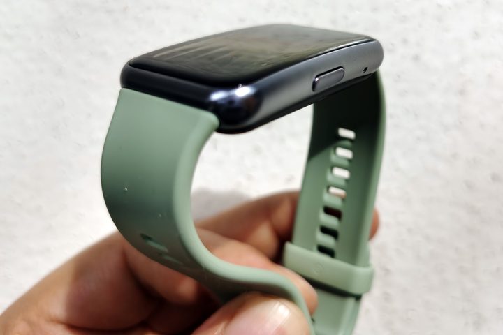 Usuario muestra el Huawei Watch Fit