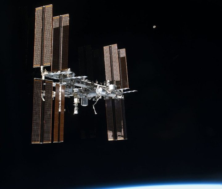 La imagen muestra a la Estación Espacial Internacional.