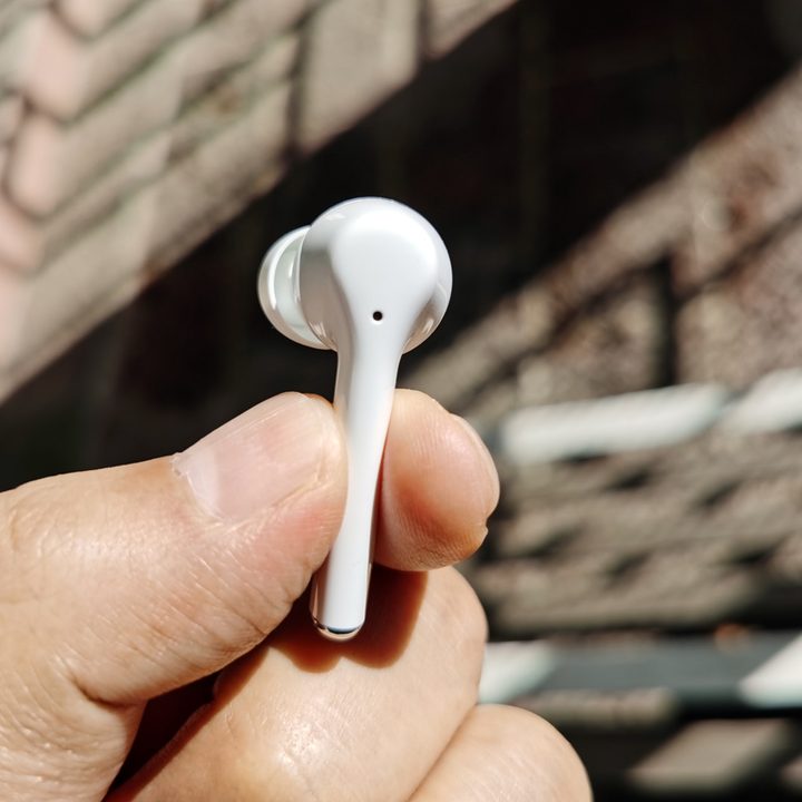 Usuario sosteniendo una pieza de los FreeBuds 3i