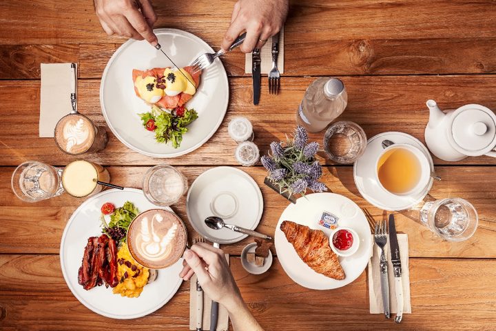 Personas comen en torno a una mesa