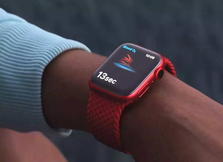 Reloj rojo en la muñeca de un hombre para comparar Apple Watch Series 6 vs. Samsung Galaxy Watch 3