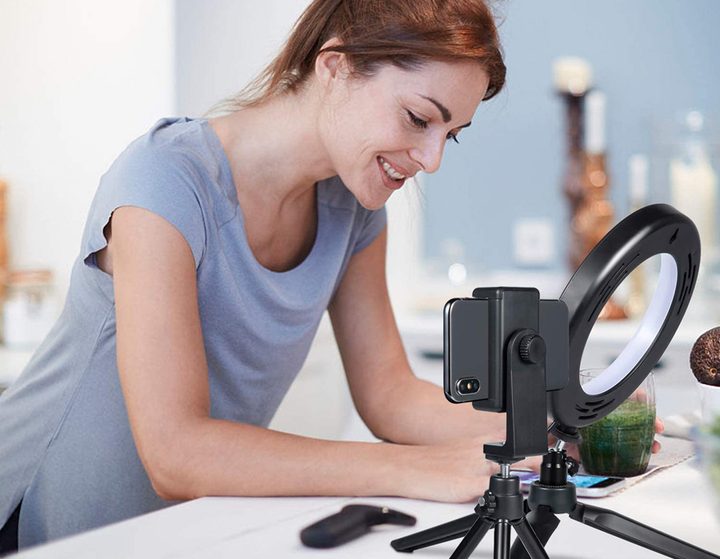 Mujer utilizando aro de luz para celulares