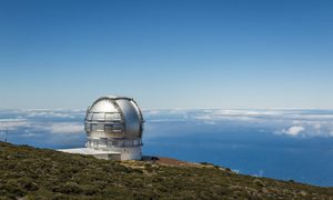 La imagen muestra un observatorio astronómico.