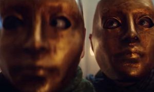 La imagen muestra una escena de la película Cadaver de Netflix.