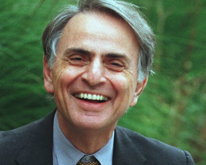 Carl Sagan sonríe