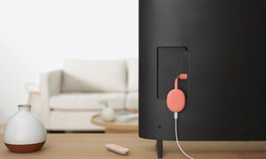 La imagen muestra el nuevo Chromecast con Google TV.