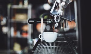 La imagen muestra una cafetera funcionando.