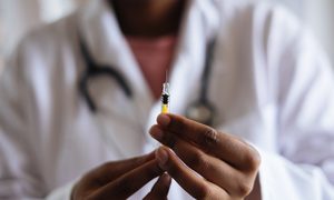 OMS proyecta fecha para vacunación masiva contra COVID-19