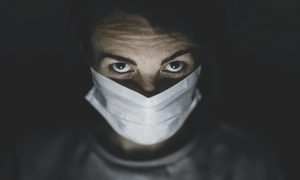 Una persona con mascarilla está molesta