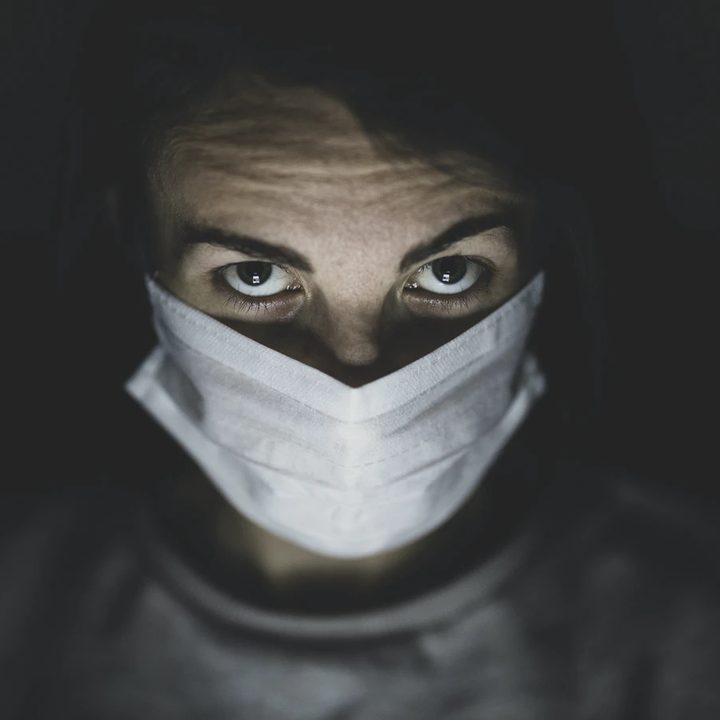 Una persona con mascarilla está molesta