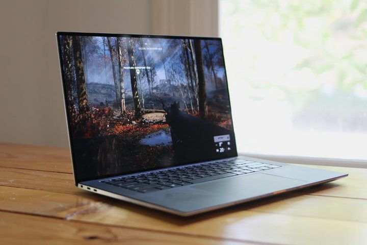 Dell XPS 15 con pantalla de un bosque para comparar Dell vs. HP