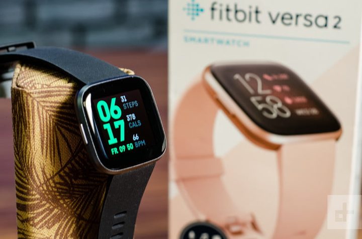 Versa 2 y 3 en escaparate para comparar Fitbit Versa 3 vs. Fitbit Versa 2