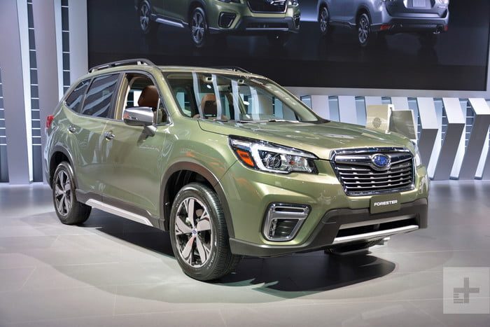 Vista de tres cuaros frontal de Forester verde olivo, para comparar Subaru Outback vs. Subaru Forester