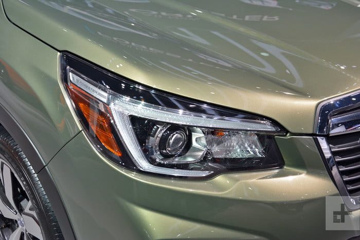 Vista parcial de luces delanteras de forester, para comparar Subaru Outback vs. Subaru Forester
