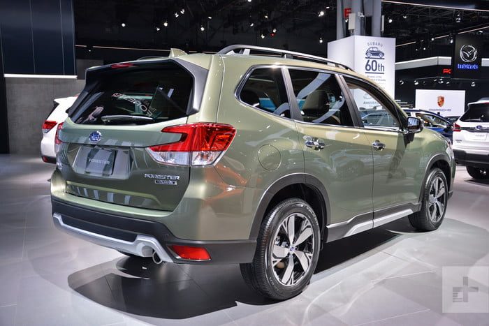 Vista tres cuartos traserade Forester, para comparar Subaru Outback vs. Subaru Forester