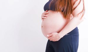 Una mujer embarazada