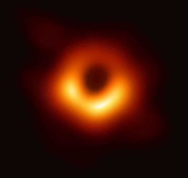 Se muestra una captura del M87, el primer agujero negro registrado en imagen.