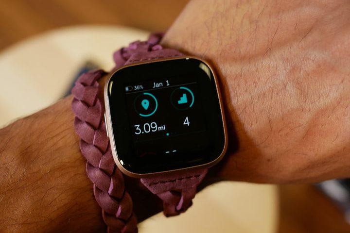 Reloj inteligente Versa 2 en la muñeca de una persona para comparativo Fitbit Versa 3 vs. Fitbit Versa 2