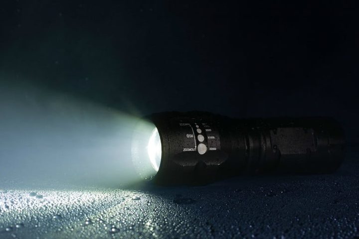 Linterna, , una de las cosas que debes de incluir en un kit de emergencia para el automóvil