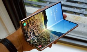 Samsung Galaxy Z Fold en la mano de una persona, para protegerlo con una de las mejores fundas para Samsung Galaxy Z Fold 2 en 2020