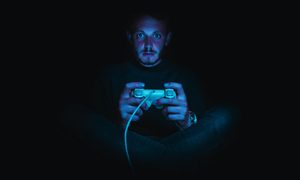 Un gamer juega un videojuego