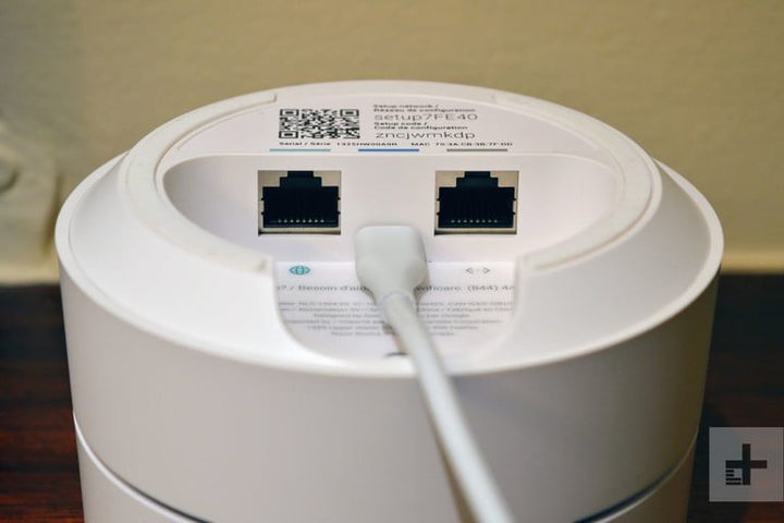 Parte inferior de Google Wifi mostrando dos puertos RJ45 para comparar Google Wifi vs. Nest Wifi