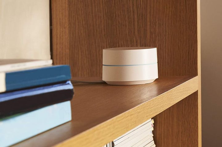 Google Wifi sobre repisa de madera, para comparar Google Wifi vs. Nest Wifi