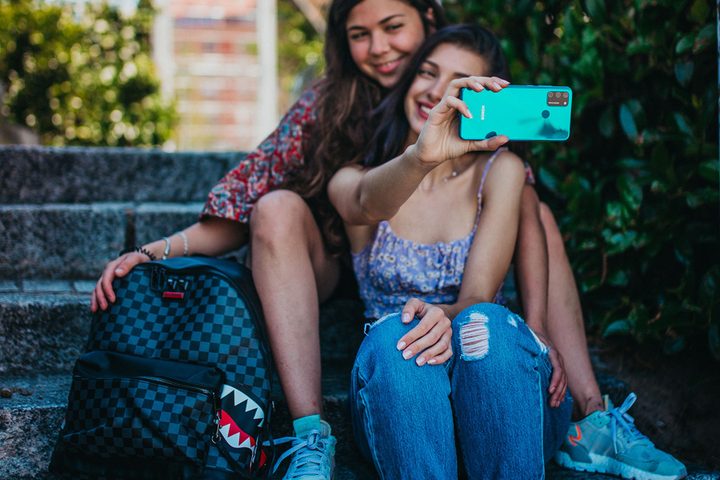 Chicas tomándose una selfie con el Honor 9A