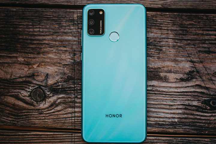 Honor 9A sobre una superficie de madera