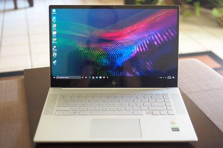 HP Envy 15 sobre una superficie de madera para comparar Dell vs. HP