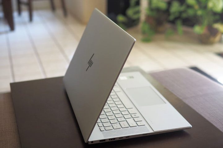 HP Envy 15 abierta vista desde atrás sobre una mesa para comparar Dell vs. HP