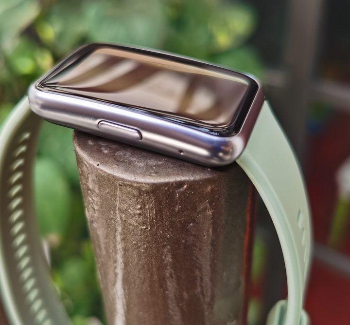 Detalle del botón físico del Huawei Watch Fit