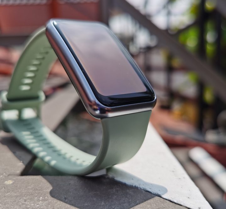 Huawei Watch Fit sobre una base de metal