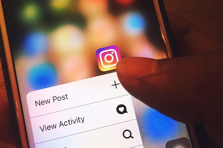 Una persona tiene un celular mientras activa la aplicación de Instagram