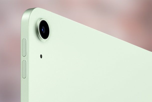 Vista parcial de iPad Air mostrando el lente de la cámara para comparar iPad Air 4 vs. iPad (2020)