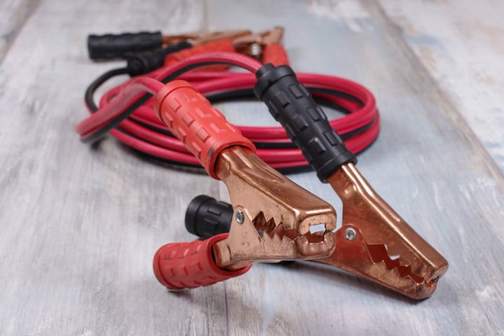 Cables para pasar corriente, una de las cosas que debes de incluir en un kit de emergencia para el automóvil