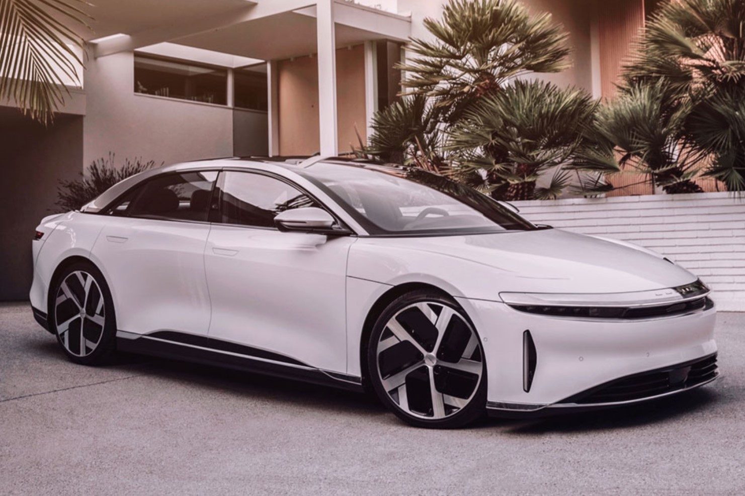 Lucid anunció para 2021 su potentado sedán eléctrico Air