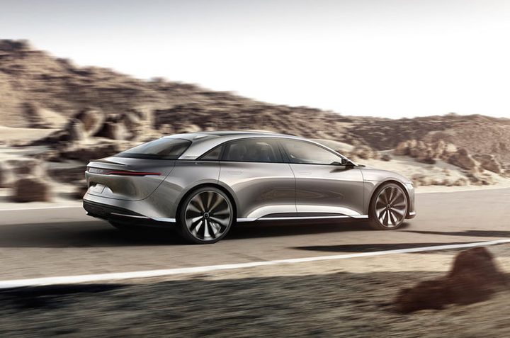 Lucid Air gris sobre una carretera para comparar al Tesla Model S vs. Lucid Air